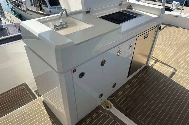 Hamlet Yacht Photos Pics Flybridge sink, bbq & fridge