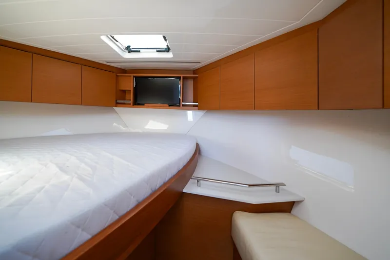 It-l-do Yacht Photos Pics 2018 Bertram 35 Flybridge- IT-L-DO- Cabin