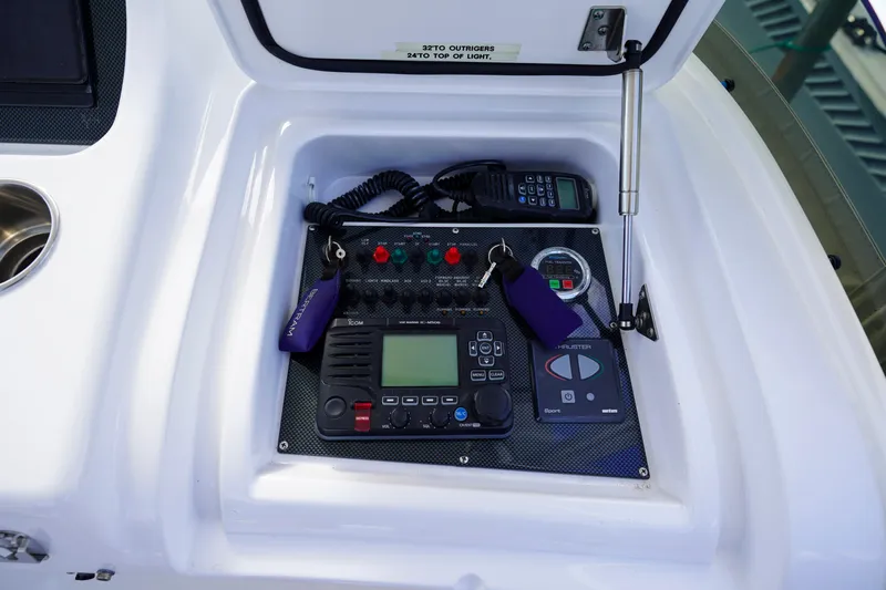 It-l-do Yacht Photos Pics 2018 Bertram 35 Flybridge- IT-L-DO- Helm