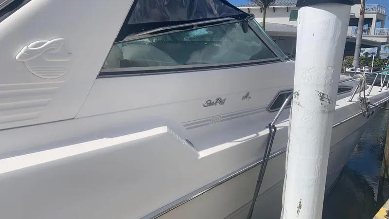 Amusement Yacht Photos Pics 1994 Sea Ray 500 Sundancer yacht docked at marina, side view.