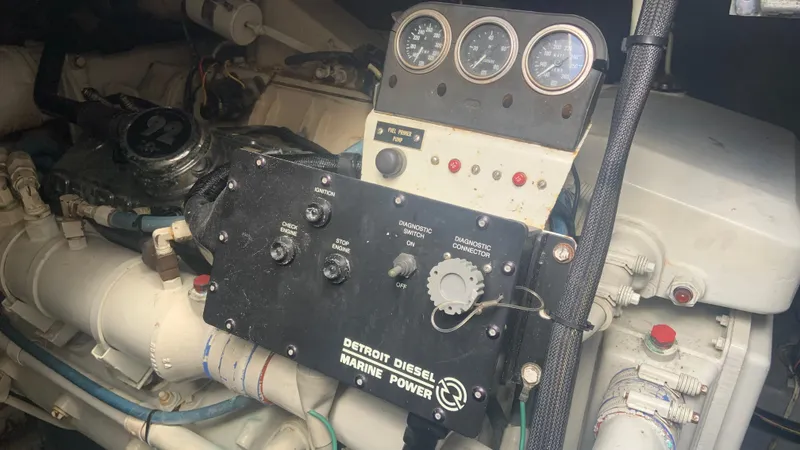 Amusement Yacht Photos Pics Engine controls of a 1994 Sea Ray 500 Sundancer with Detroit Diesel Marine Power.