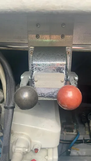 Amusement Yacht Photos Pics 1994 Sea Ray 500 Sundancer engine controls with dual throttle levers.