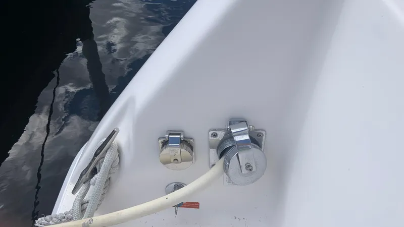 Amusement Yacht Photos Pics 1994 Sea Ray 500 Sundancer deck with cleat and fittings by the water.