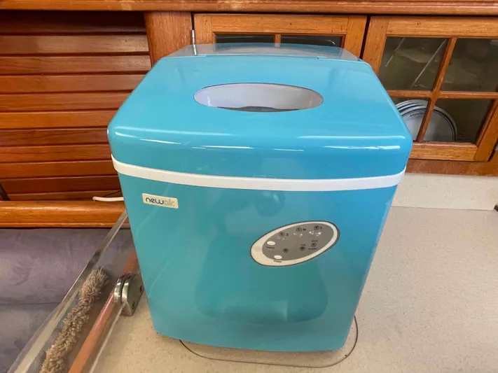 Sapphire Seas Yacht Photos Pics Blue portable ice maker on a Hunter 45 Center Cockpit yacht, 2006 model.