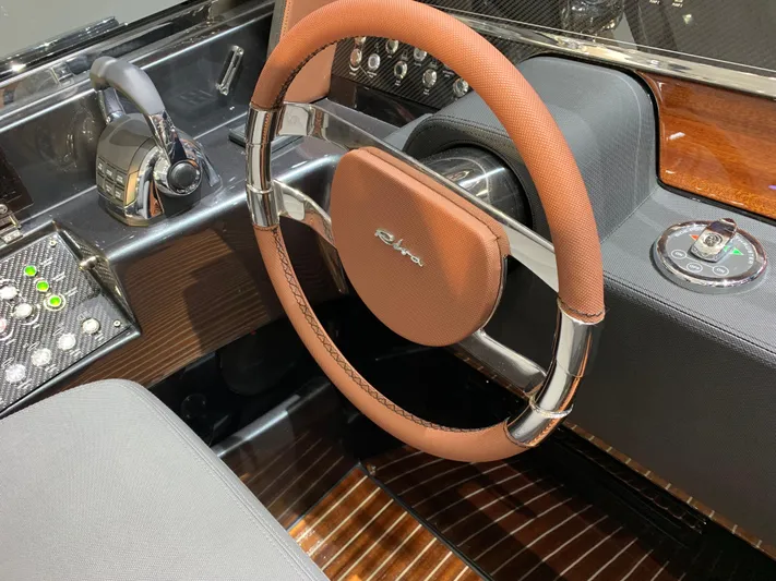 Mango VI Yacht Photos Pics 