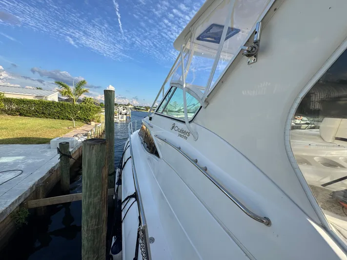 Light & Salty Yacht Photos Pics 8 2003 Cruisers Yacht 4450 Starboard facing aft.jpg