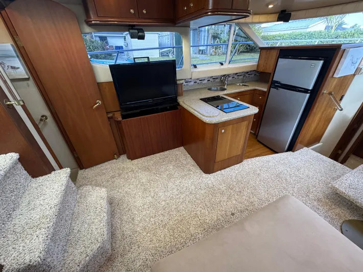 Light & Salty Yacht Photos Pics 21 2003 Cruisers Yacht 4450 TV Area Port.jpg