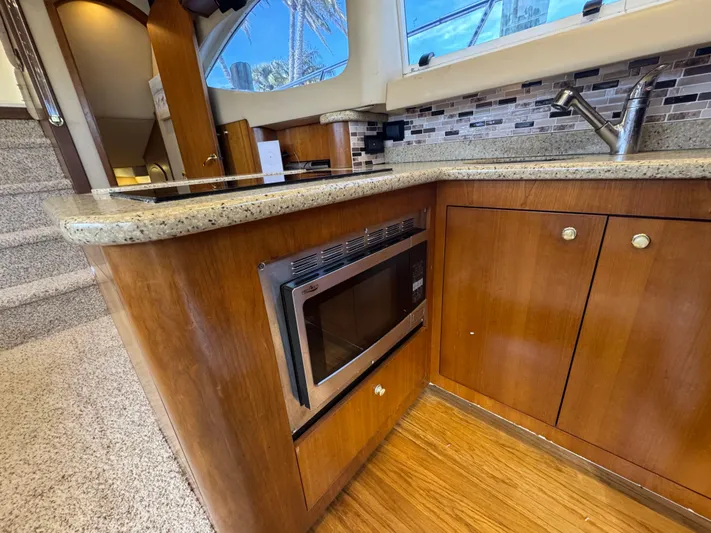 Light & Salty Yacht Photos Pics 28 2003 Cruisers Yacht 4450 Galley Microwave.jpg