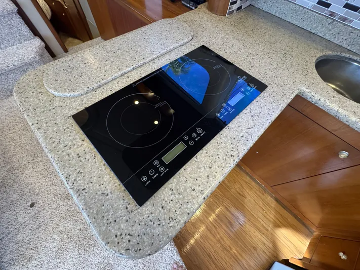 Light & Salty Yacht Photos Pics 29 2003 Cruisers Yacht 4450 Galley Stovetop.jpg