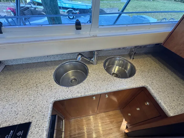 Light & Salty Yacht Photos Pics 30 2003 Cruisers Yacht 4450 Galley Sink Port.jpg