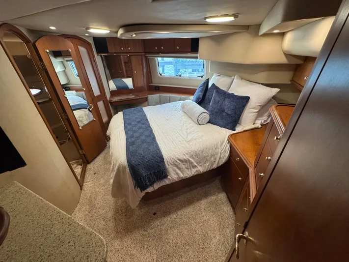 Light & Salty Yacht Photos Pics 35 2003 Cruisers Yacht 4450 Aft State Room Looking Starboard.jpg