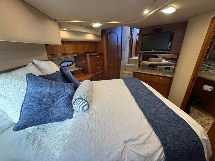 Light & Salty Yacht Photos Pics 37 2003 Cruisers Yacht 4450 Aft State Room.jpg