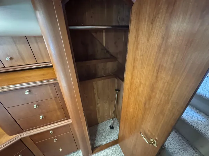 Light & Salty Yacht Photos Pics 38 2003 Cruisers Yacht 4450 State Room Closet.jpg