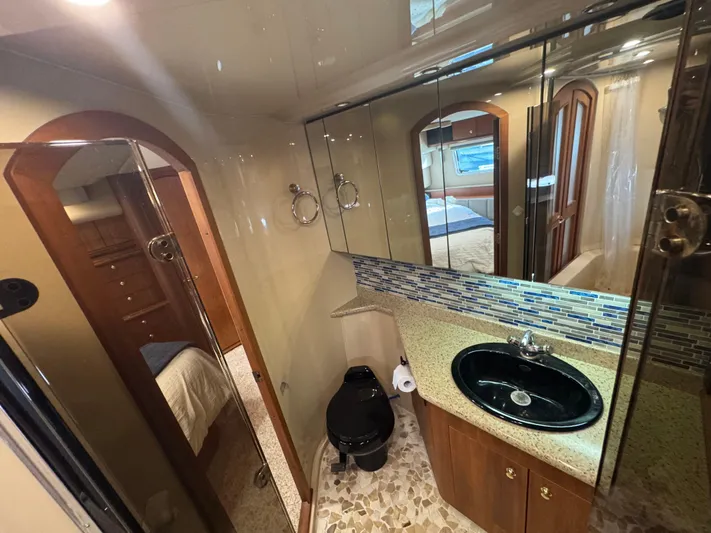 Light & Salty Yacht Photos Pics 39 2003 Cruisers Yacht 4450 Aft Head.jpg