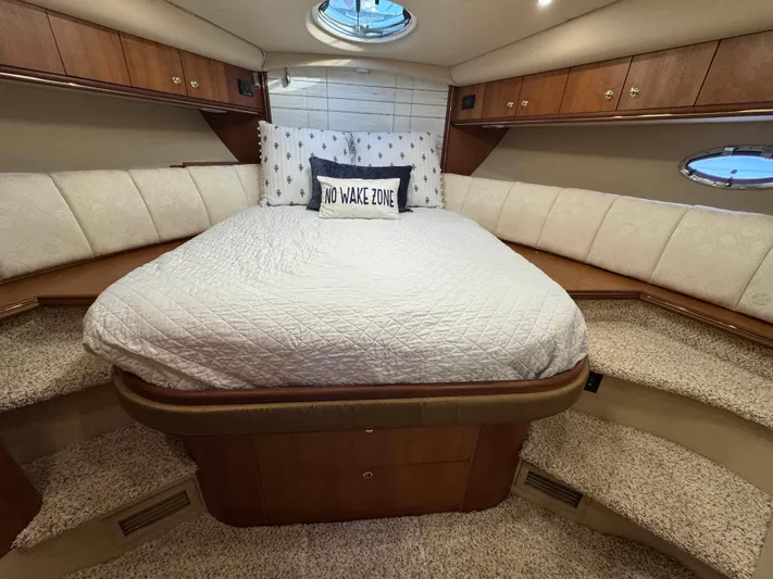 Light & Salty Yacht Photos Pics 44 2003 Cruisers Yacht 4450 Forward Guest Room.jpg