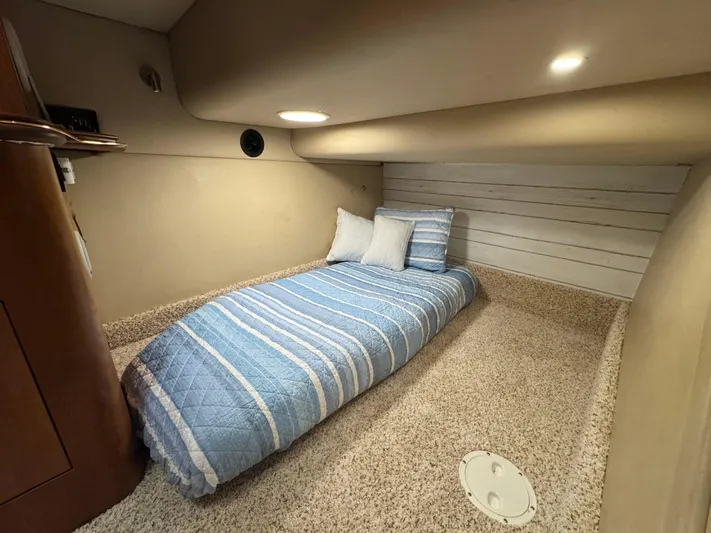 Light & Salty Yacht Photos Pics 50 2003 Cruisers Yacht 4450 Third State Room Starboard.jpg