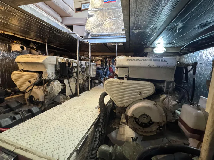 Light & Salty Yacht Photos Pics 58 2003 Cruisers Yacht Engine Room 15.jpg