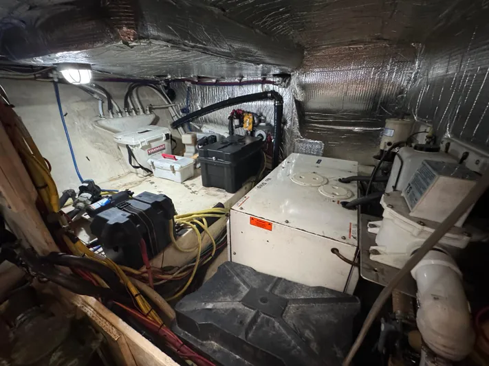 Light & Salty Yacht Photos Pics 60 2003 Cruisers Yacht 4450 Engine Room 4.jpg