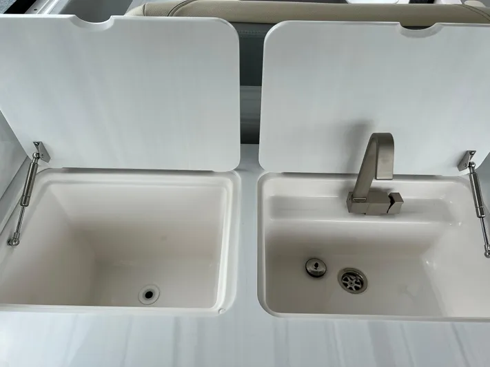  Yacht Photos Pics Dual sinks with covers on a 2022 Regal LS36 boat.
