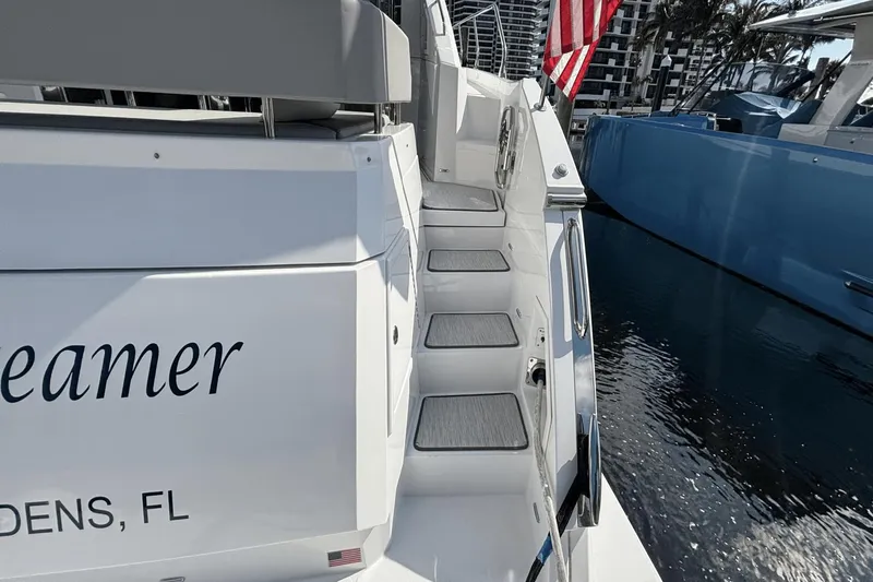 Tropical Dreamer Yacht Photos Pics 