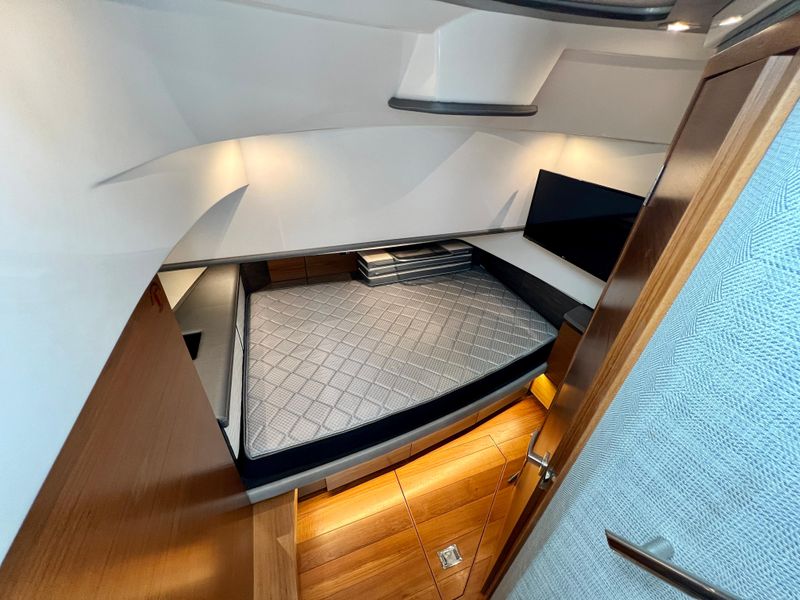2019 Tiara Sport 38 LS