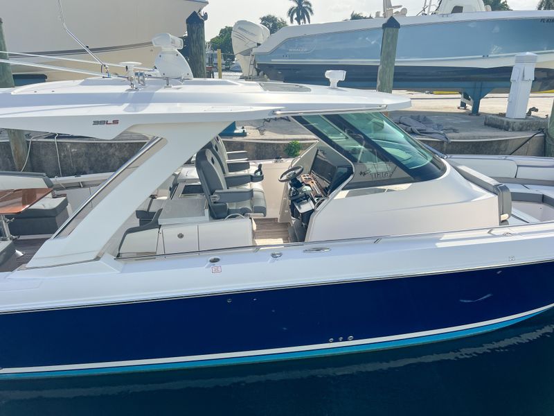 2019 Tiara Sport 38 LS