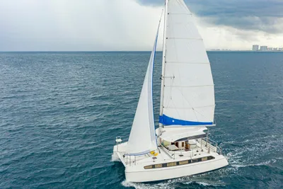 Smart Cat S280 Sailing