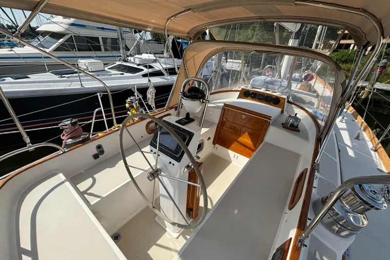 Liberty Yacht Photos Pics Spacious Cockpit