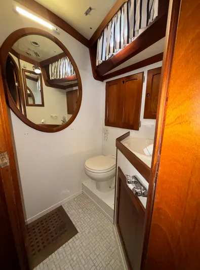 Liberty Yacht Photos Pics Forward head with entry from forward stateroom