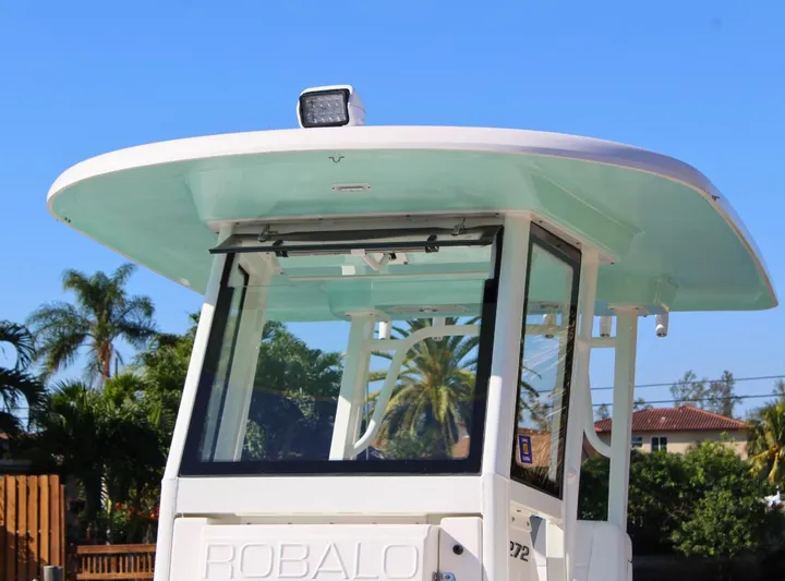  Yacht Photos Pics 2021 Robalo 272 boat with sleek design and modern features.