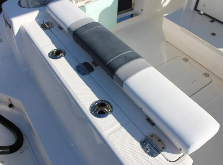  Yacht Photos Pics Robalo 272 boat seating area, 2021 model, featuring cushioned bench and cup holders.