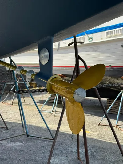 Dela Yacht Photos Pics Max Prop and Line Cutter