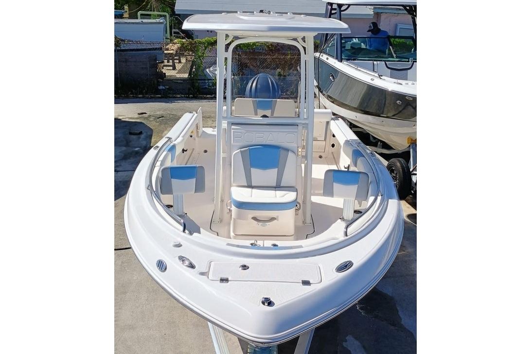 2025 Robalo R222 Center Console - Image 3