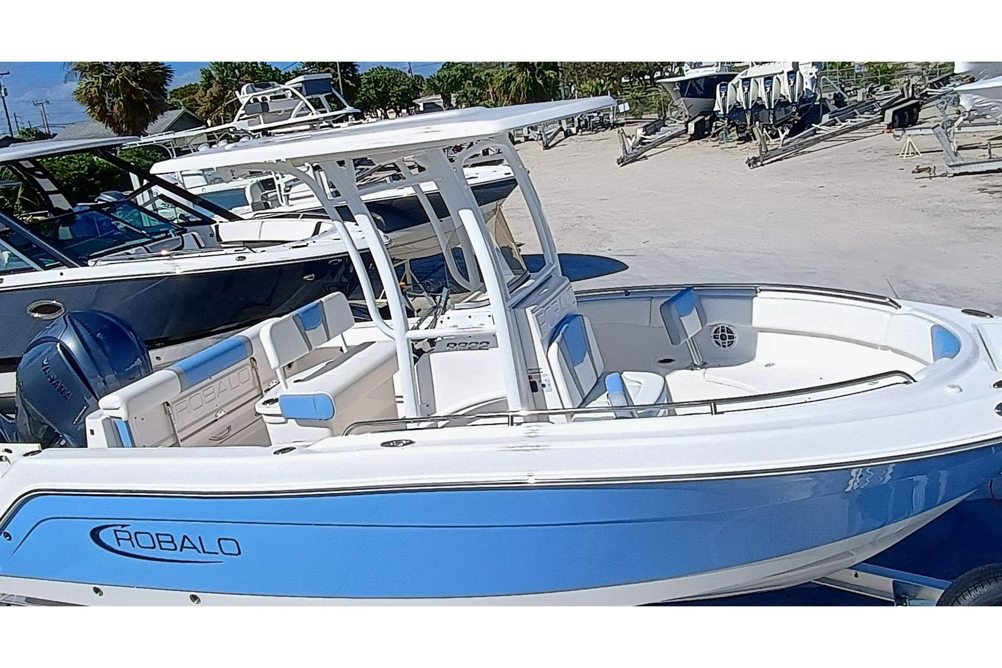 2025 Robalo R222 Center Console - Image 5