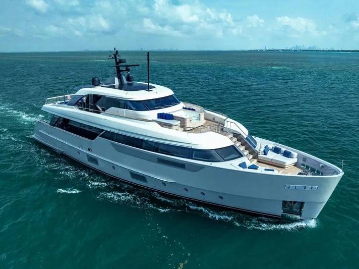 Legacy Yacht Photos Pics 