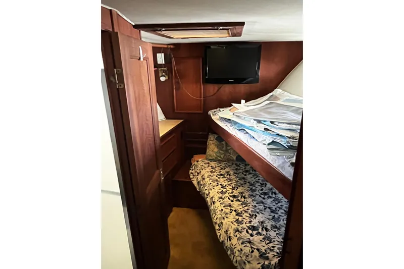  Yacht Photos Pics Fwd Stateroom