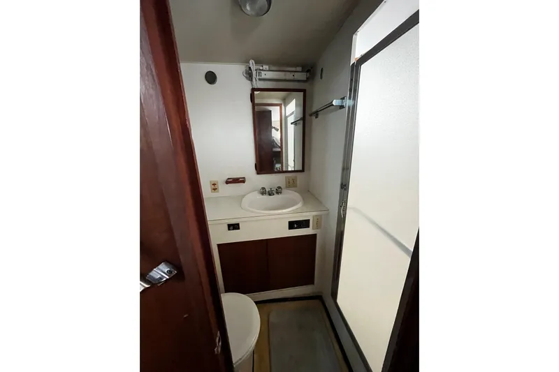  Yacht Photos Pics Fwd stateroom ensuite head