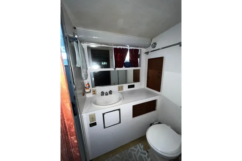  Yacht Photos Pics Master ensuite head.