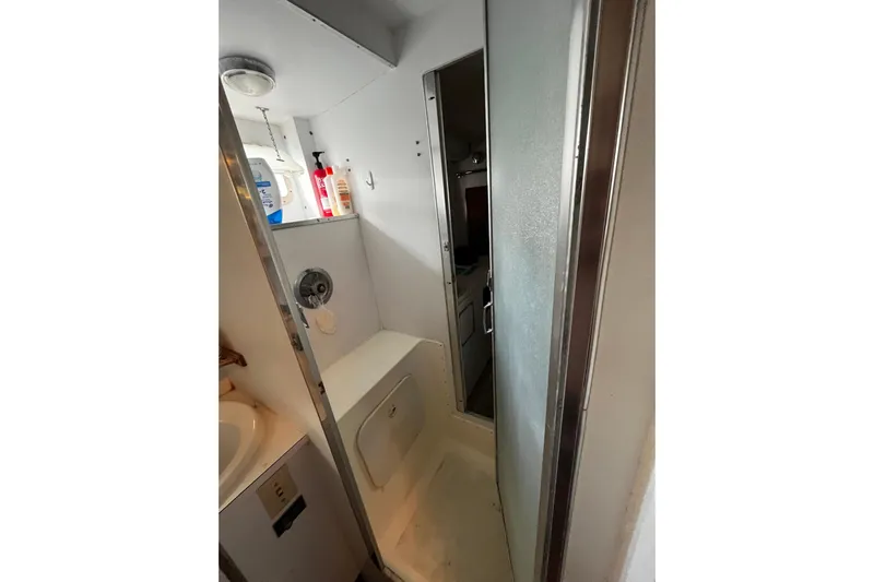  Yacht Photos Pics Midship head with Jack & Jill shower stall.