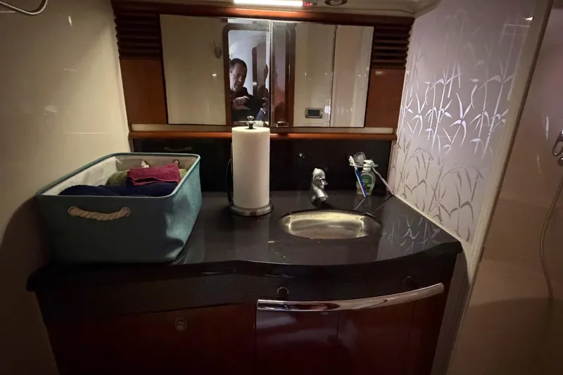 Galaxsea 500 Yacht Photos Pics 2004 Sea Ray 500 Sundancer bathroom with sink, mirror, and storage basket.