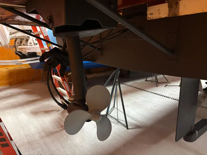 Lucy Yacht Photos Pics Underwater view of a 2006 Ellis Express boat propeller in a workshop setting.