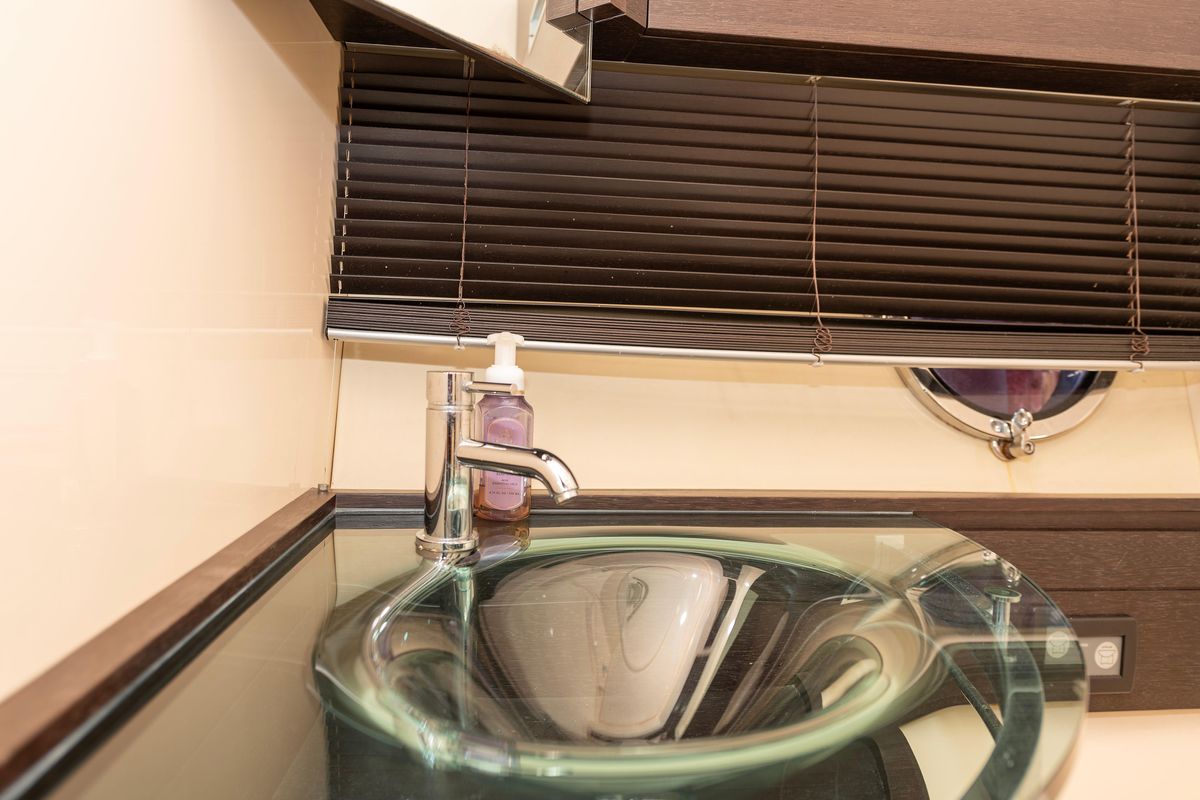 2010 Azimut 62 