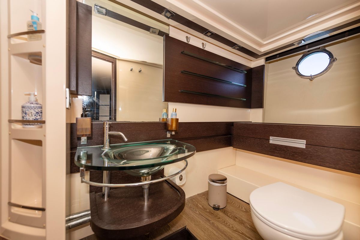 2010 Azimut 62 