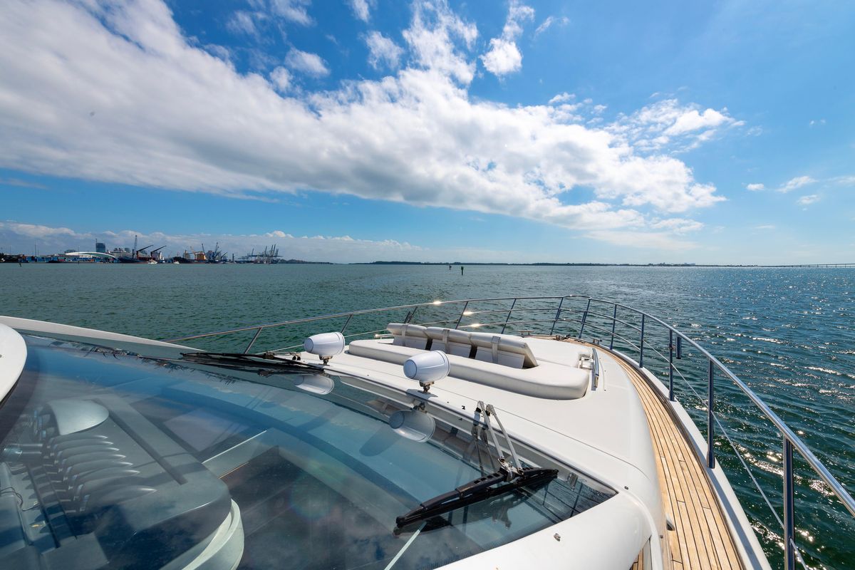 2010 Azimut 62 