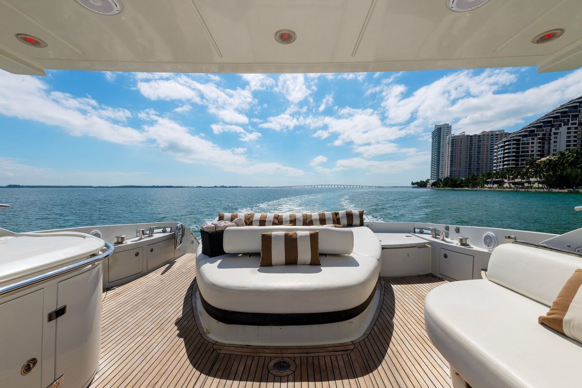 2010 Azimut 62 