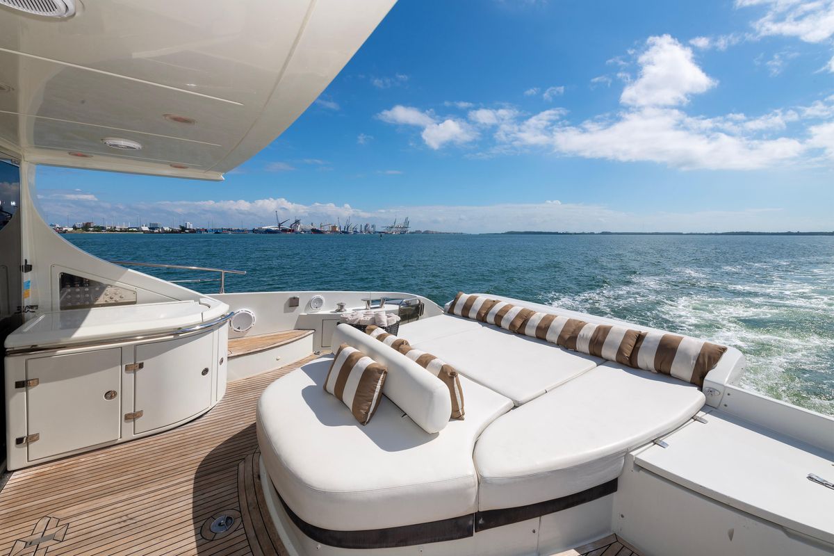 2010 Azimut 62 