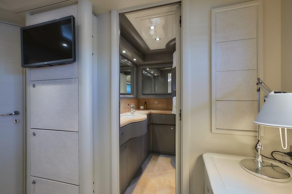 2005 Custom Line 112 