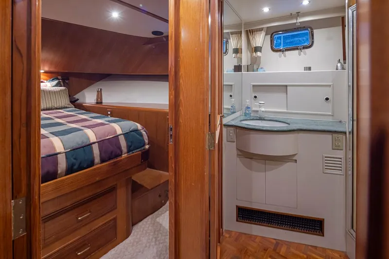 Black Ice Yacht Photos Pics Ocean Alexander 64 1998 yacht interior with bedroom and ensuite bathroom.