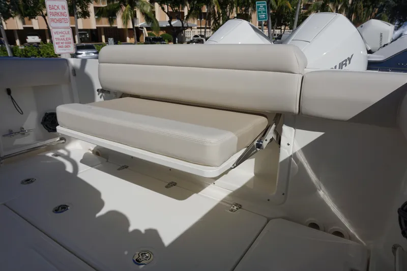 Bwce0767j324 Yacht Photos Pics Boston Whaler 250 Outrage 2024 model with foldable rear bench seat.