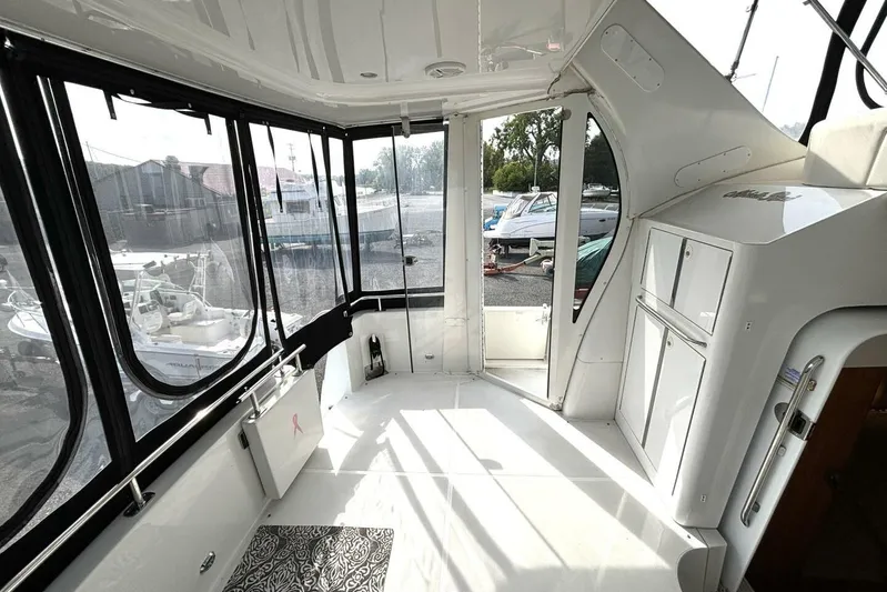  Yacht Photos Pics 2003 Carver 396 Motor Yacht interior with spacious, sunlit cabin and modern design.